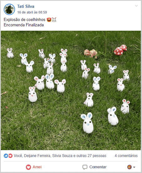 Amigurumi de vários coelhinhos brancos